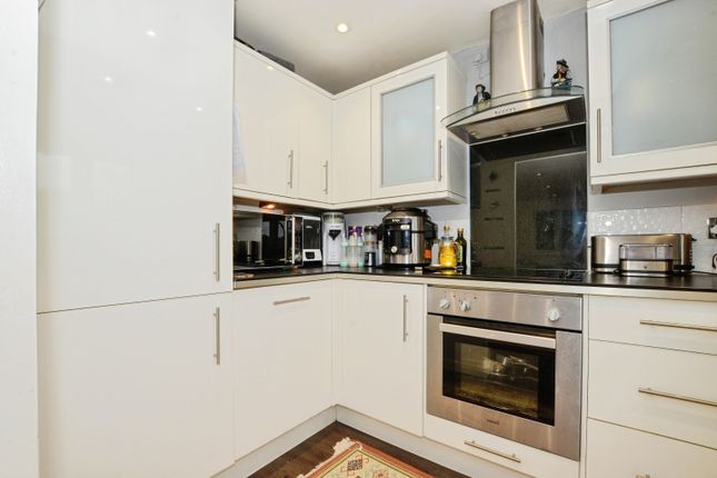 6 Rambler court, Swynford Gardens, Flat 6 Rambler Court, London photo 3