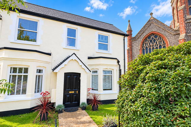 1-bed flat on Chapel Street, Petersfield, £175,000