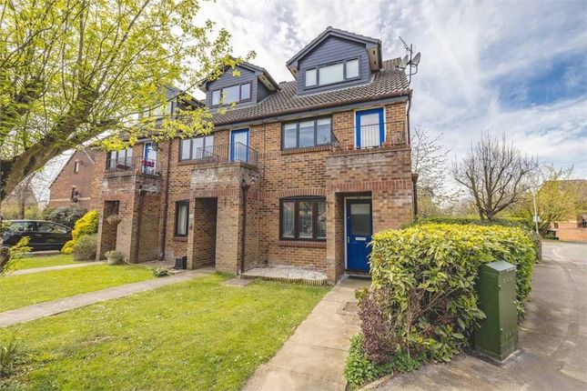 Thumbnail Flat for sale in Maypole Road, Taplow