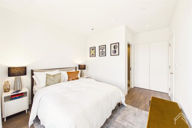 10 Aviator Drive, The Maple, London photo 4