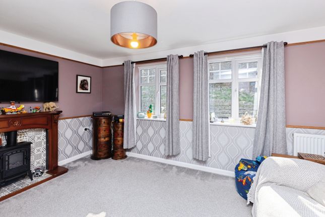 14, Castle Stead Drive, Bradford photo 3