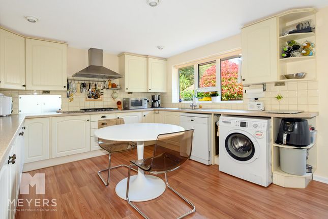 3, Shelley Close, Ringwood photo 4