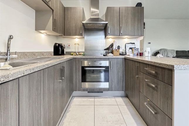 Flat 17, Mayfair Court, Hunting Place, Hounslow photo 4