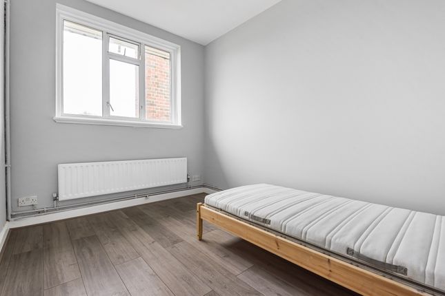 45 Woodstock Court,, Burnt Ash Hill, London photo 4