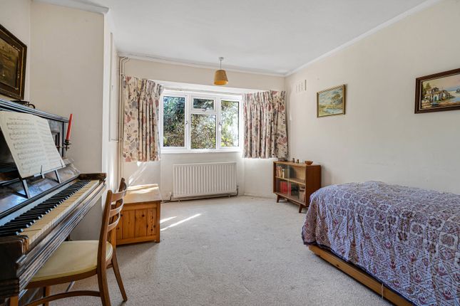 93, Spring Rise, Surrey photo 4
