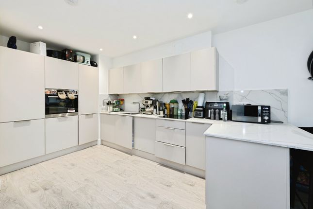 Flat 1, Dunlin House 28E,, Fairdene Road, Coulsdon photo 2