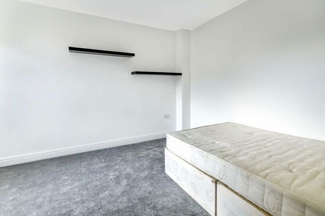 Northfield Avenue, London photo 4