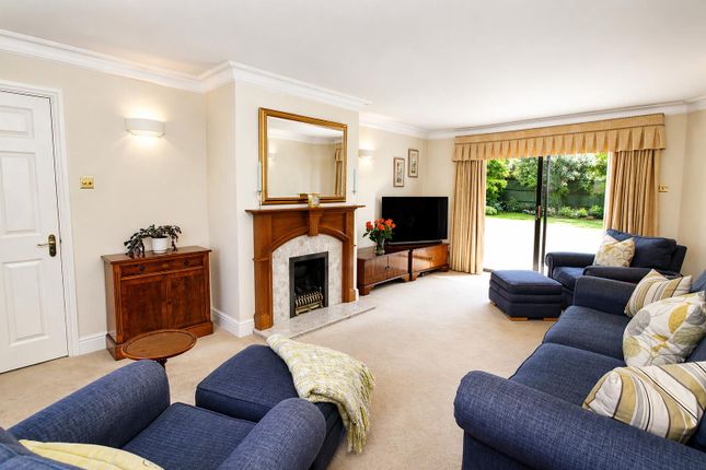 16, Wellfield Gardens, Carshalton photo 3