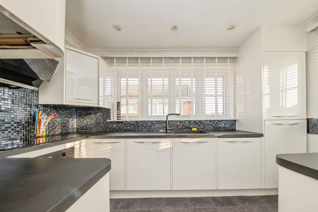 42, Grenfell Avenue, Clacton-On-Sea photo 4