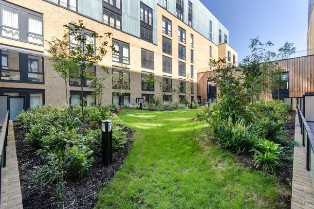 Flat to rent in Drapers Yard, Wandsworth Town, London