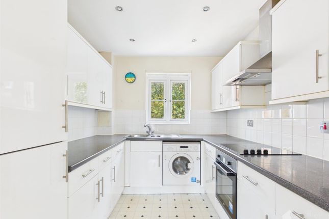 37, Bromley Close, Harlow photo 3