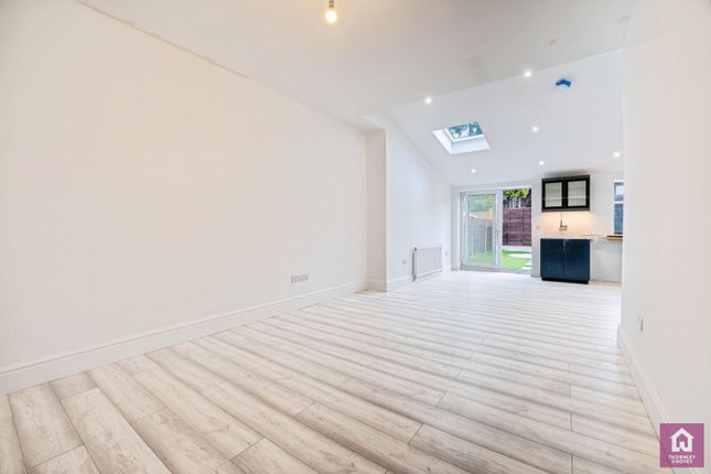 15, Albany Avenue, Greater Manchester photo 4