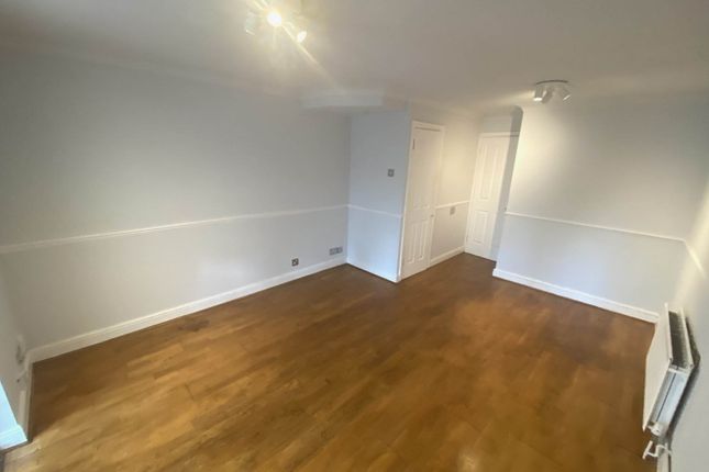 7, Robeson Way, Borehamwood photo 3