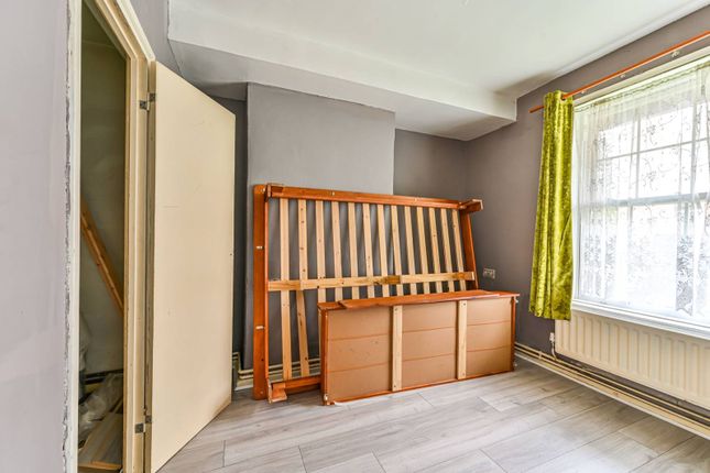 Flat for sale in Pearce House, Clapham Park, London