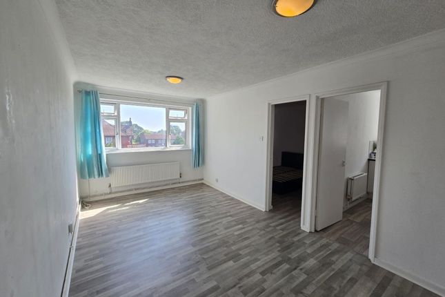 9 Willow Grange, Sidcup photo 3