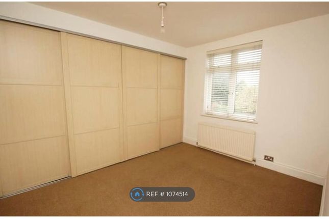 A Wakering Avenue, Shoeburyness, Southend-On-Sea photo 4