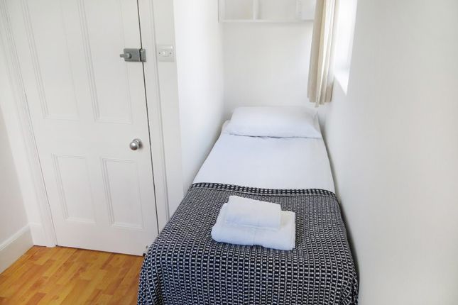 Flat 309, 116 Fulham Palace Road, Fulham, London photo 3
