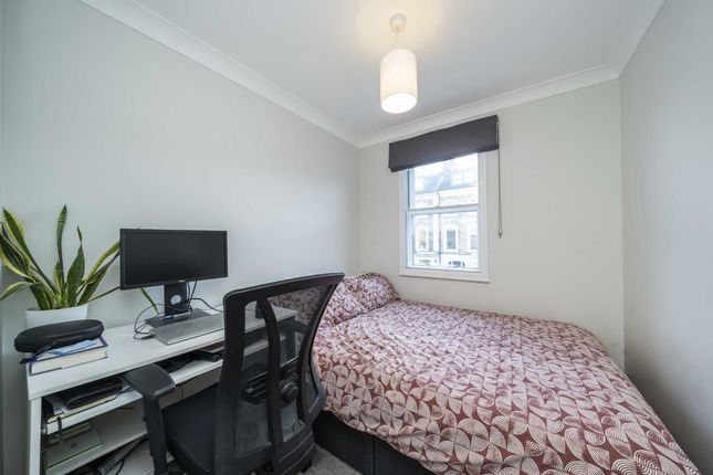 Flat for sale in East Hill, London