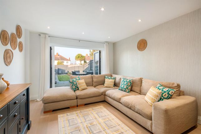 34, Florence Avenue, Morden photo 2