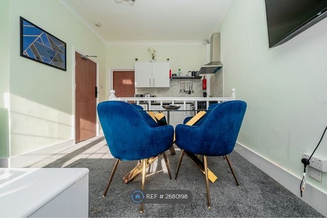 Flat, Holly Road, London photo 5