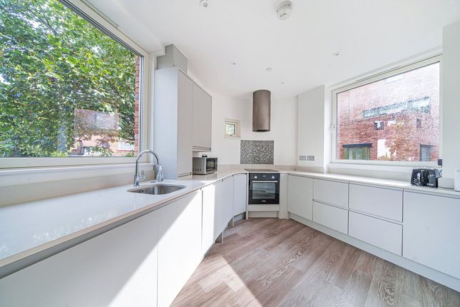 Thumbnail Flat for sale in Edgewood Mews, Finchley