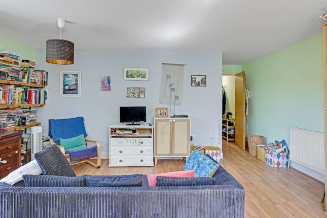 Ernest Court, 122 Bowen Drive, Dulwich, London photo 4