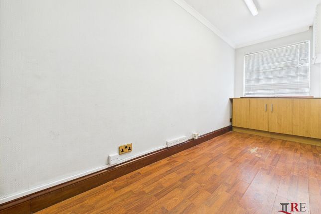 12, Buckingham Gardens, Edgware photo 4
