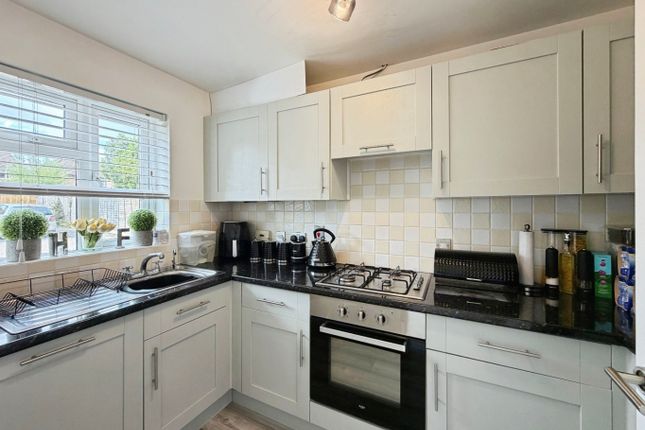 6 Oswald Close, Warfield, Berkshire photo 4