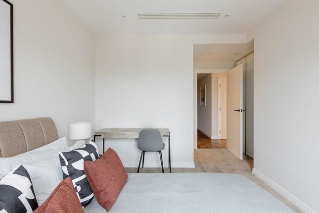Flat to rent in Saxon House, Kings Road Park, London