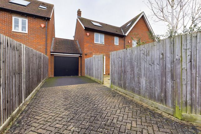 98, Corbetts Way, Thame photo 2