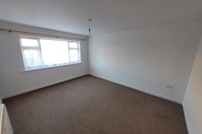 Flat to rent in Charnwood Court, London Road, Coalville