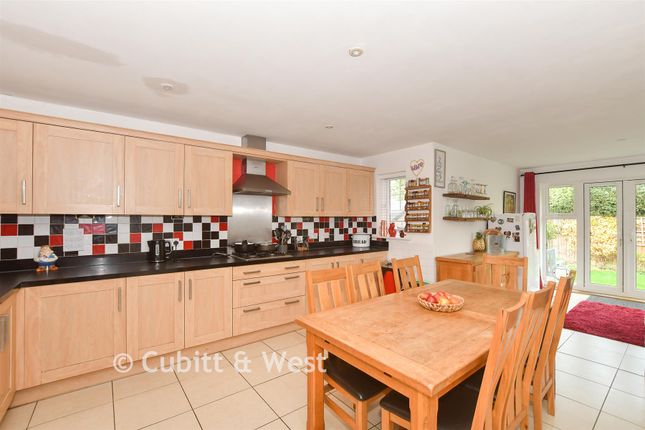 19, William Gardens, Smallfield photo 3