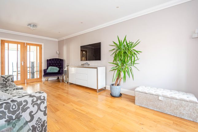 58 Woodstock Road, Broxbourne photo 4