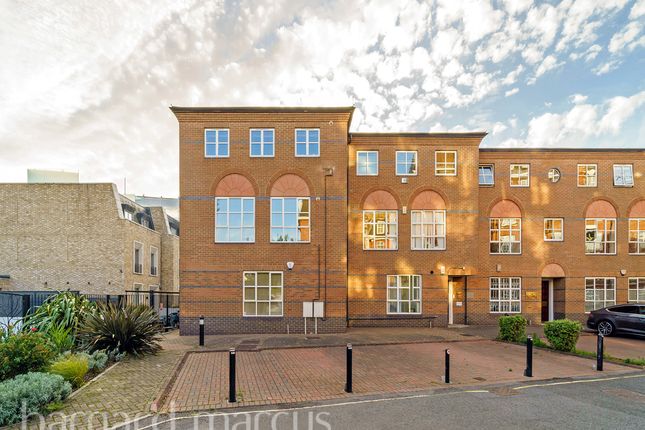 Flat to rent in Castle Place, London