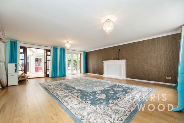 10, Broadoaks Crescent, Essex photo 3