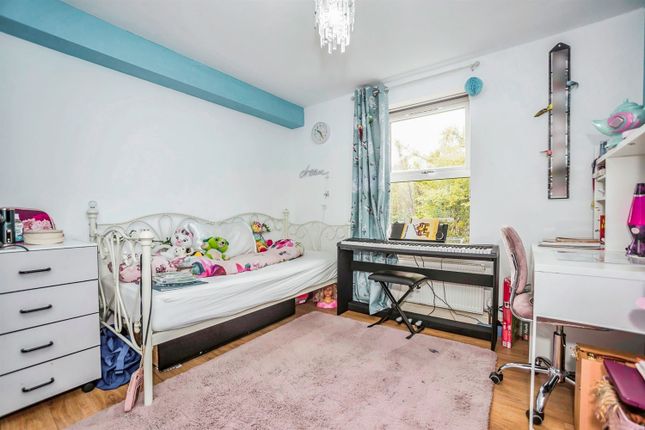 Flat for sale in Lenthall Avenue, Grays