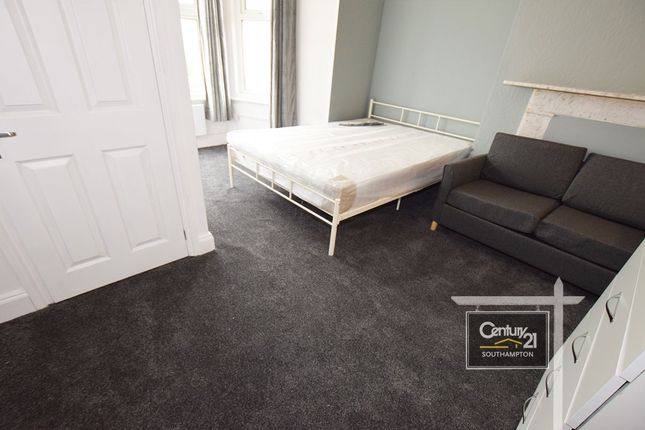 Flat 4,  208, Regents Park Road, SOUTHAMPTON photo 2