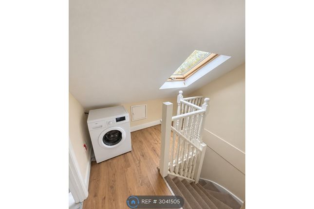 Flat, Aldborough Road South, Ilford photo 2