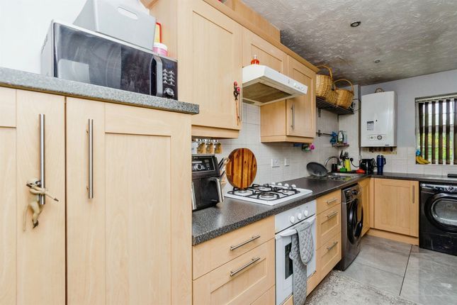 42, Manorhouse Close, Walsall photo 4