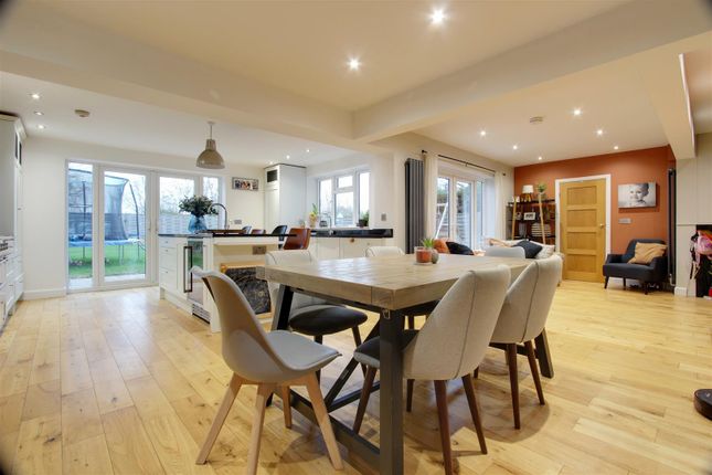 7, Hollyfield Close, Tring photo 2