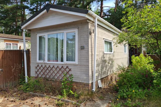 2 bed mobile/park home for sale in California Country Park Homes, Nine Mile Ride, Finchampstead, Wokingham RG40