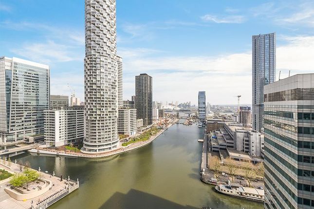 Flat to rent in Hampton Tower, (South Quay Plaza), London