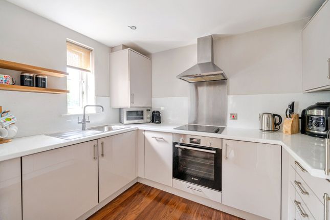 Flat 10,, Claycorn Court, Esher photo 2