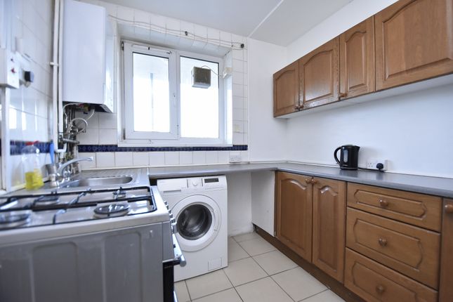 Flat for sale in Weydown Close, London