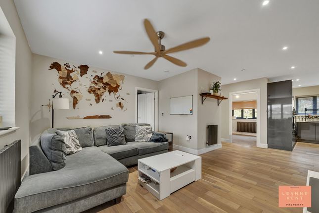 1 Bluebell Close, Caerphilly photo 2