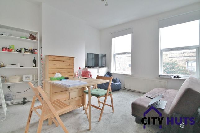 2 bed flat to rent in Holloway Road, London N19