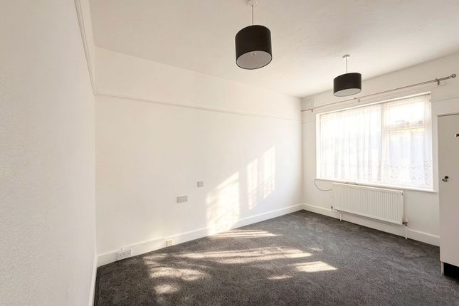 5 Michael Gardens, Hornchurch photo 4