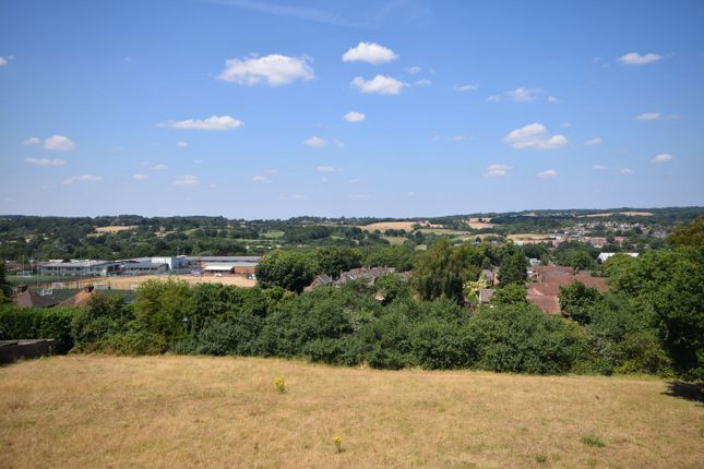 32, Greenhill Way, Farnham photo 2