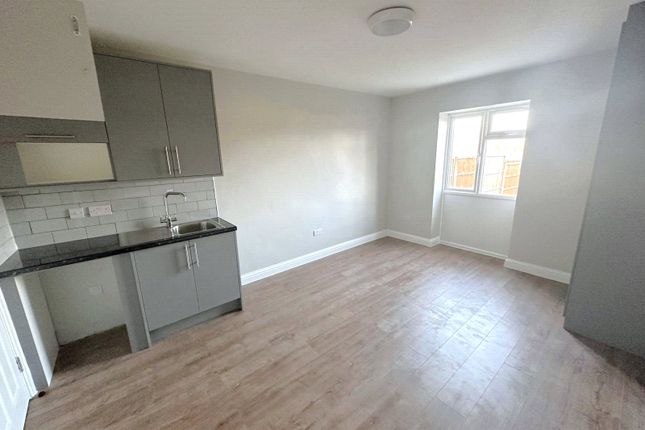 Room 3, 24, Hall Road, Greater London photo 2