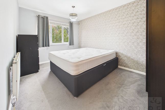 42 Heathfield, Crawley photo 4